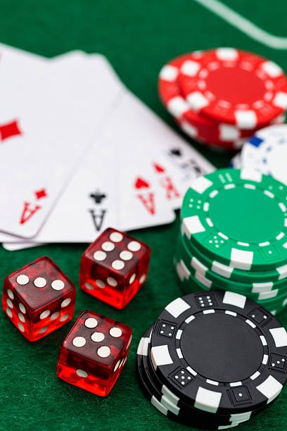 Mobile interface showing Three-Card Poker on wbtoto168 with ante and play buttons